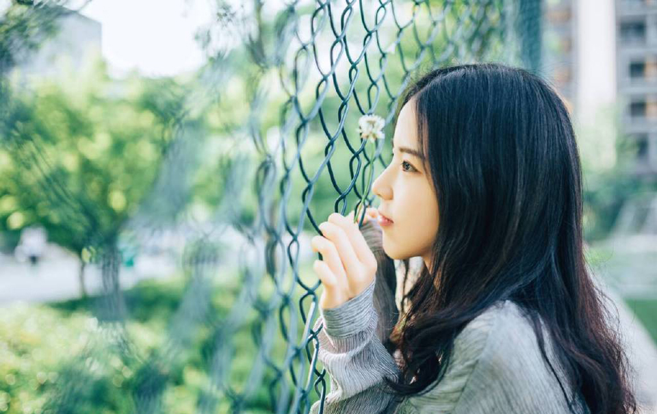 娜娜问我，那你朋友有对你说些什么吗？我说，我只看望过他一次，时间特别短，他问了问我的情况，说，你快回去吧，这都录着呐，估计这次是够呛了。死倒是没有什么可怕的，怕的就是知道自己怎么死。你可要一定要死于意外啊，这样才不害怕。你知道什么最可怕，就是害怕。娜娜睁大了眼睛，说，有这么说自己朋友的吗？我说，你要习惯他，他这是真心祝福你。——韩寒《我想和这个世界谈谈》